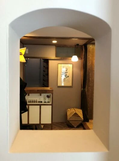 小窓越しの店舗内部